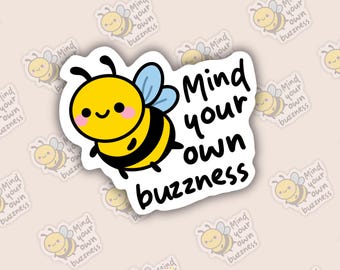 Sticker Mind Your Own Buzzness – Sassy Cartoon Chicken, waterdicht vinyl
