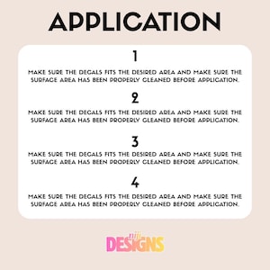 Op de afbeelding: Een grafiek met het woord "APPLICATION" in zwart, boven genummerde stappen voor het aanbrengen van stickers. Elke stap adviseert om ervoor te zorgen dat de sticker in het gebied past en het oppervlak te reinigen. Het logo "niji DESIGNS" staat onderaan.