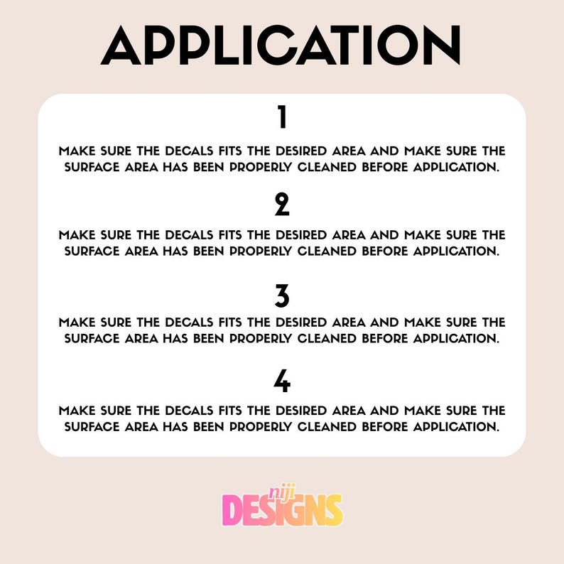 Op de afbeelding: Een grafiek met het woord "APPLICATION" in zwart, boven genummerde stappen voor het aanbrengen van stickers. Elke stap adviseert om ervoor te zorgen dat de sticker in het gebied past en het oppervlak te reinigen. Het logo "niji DESIGNS" staat onderaan.