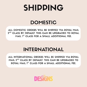 Op de afbeelding: Een afbeelding met verzendinformatie. Het woord 'SHIPPING' staat bovenaan, gevolgd door secties voor 'DOMESTIC' en 'INTERNATIONAL' bestellingen, met details over Royal Mail-diensten.