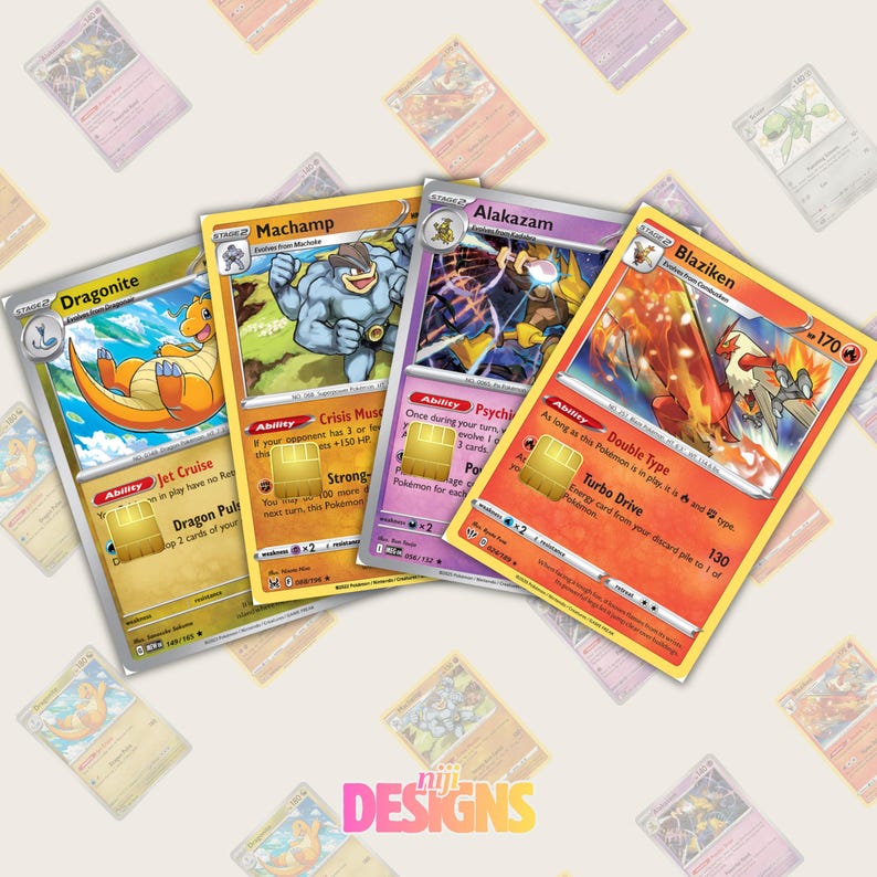 Op de afbeelding: Vier Pok&eacute;mon-ruilkaarten met Dragonite, Machamp, Alakazam en Blaziken. De kaarten hebben kleurrijke illustraties en tekst die vaardigheden en statistieken beschrijven. De achtergrond bevat extra kaarten en het logo "niji DESIGNS".