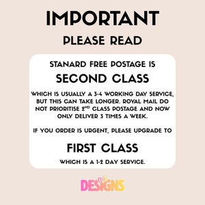 Op de afbeelding: Een lichtperzik kleurige afbeelding met de woorden "BELANGRIJK LEES AUB" bovenaan. De tekst legt uit dat standaard gratis verzending tweede klas is en dat eerste klas beschikbaar is voor dringende bestellingen. Het logo "niji DESIGNS" staat onderaan.