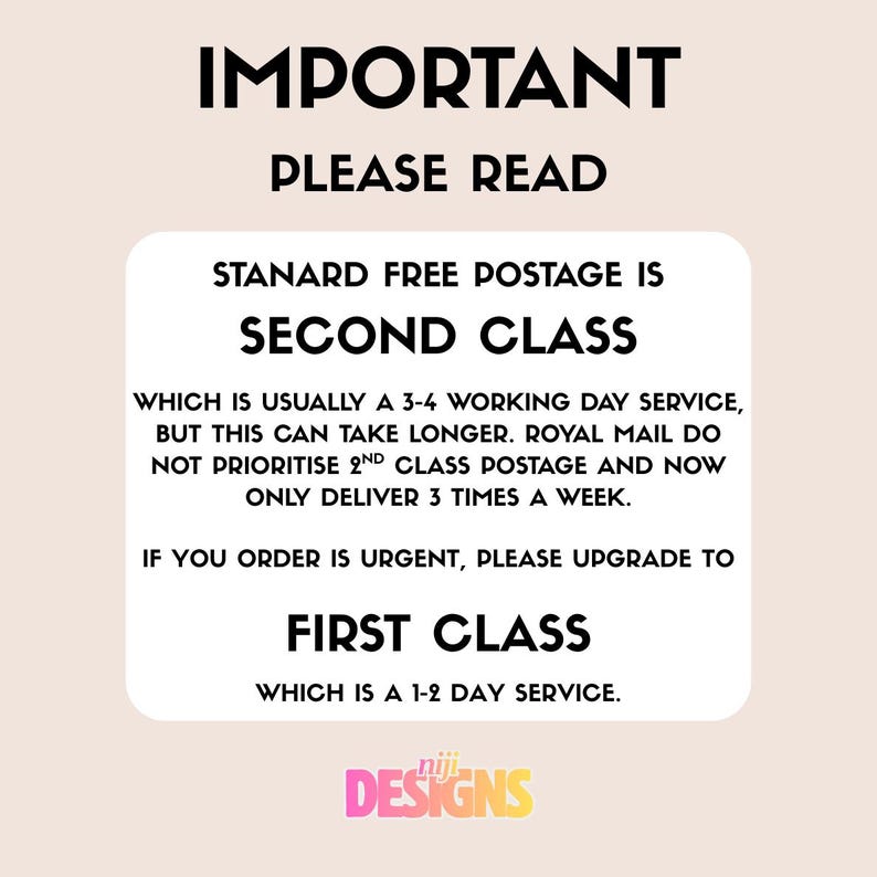 Op de afbeelding: Een lichtperzik kleurige afbeelding met de woorden "BELANGRIJK LEES AUB" bovenaan. De tekst legt uit dat standaard gratis verzending tweede klas is en dat eerste klas beschikbaar is voor dringende bestellingen. Het logo "niji DESIGNS" staat onderaan.