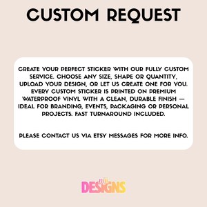 Op de afbeelding: Afbeelding met de tekst "CUSTOM REQUEST" bovenaan. Daaronder staat een witte rechthoek met tekst over aangepaste stickers, inclusief opties voor grootte, vorm en ontwerp. De onderkant toont het logo "niji DESIGNS".