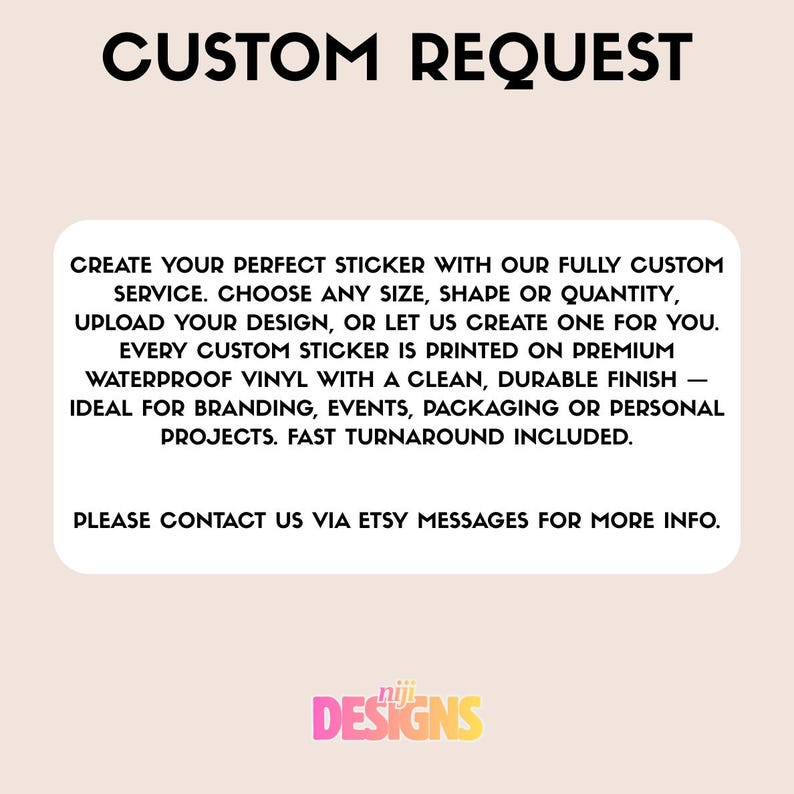 Op de afbeelding: Afbeelding met de tekst "CUSTOM REQUEST" bovenaan. Daaronder staat een witte rechthoek met tekst over aangepaste stickers, inclusief opties voor grootte, vorm en ontwerp. De onderkant toont het logo "niji DESIGNS".