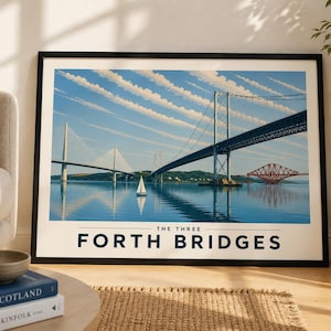 Puede incluir: Una impresión paisajística enmarcada que muestra los tres puentes Forth en Escocia, con un velero en el agua, un cielo azul con estelas de nubes y el texto THE THREE FORTH BRIDGES impreso en azul oscuro en la parte inferior del borde blanco.