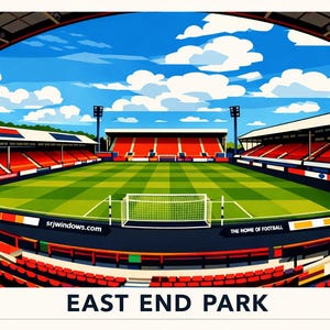 Può includere: Illustrazione dello stadio di calcio East End Park sotto un cielo blu con nuvole. Lo stadio presenta sedili rossi, un campo verde e pali della porta bianchi. Il testo "EAST END PARK" è in basso.