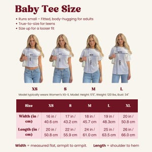 以下が含まれることがあります： XS、S、M、Lサイズの白いベビーTシャツのサイズ表。着用画像4枚に加え、フィット感、モデルの測定値、インチとセンチメートルで表記された幅と丈の寸法表が記載されています。