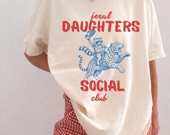 野性的な娘たちのソーシャルクラブTシャツ、娘への面白いギフト、レトロなタイガーグラフィックTシャツ、ウエスタントラッシュパンダ、野性的な野生児の誕生日