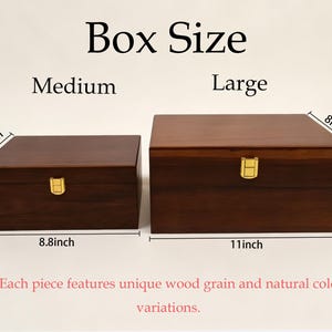Pu&ograve; includere: Due scatole rettangolari in legno marrone scuro con chiusure in metallo dorato. La scatola media misura 22,35 cm per 16,51 cm per 9,91 cm. La scatola grande misura 27,94 cm per 20,32 cm per 13,34 cm. Testo: Box Size, Medium, Large.