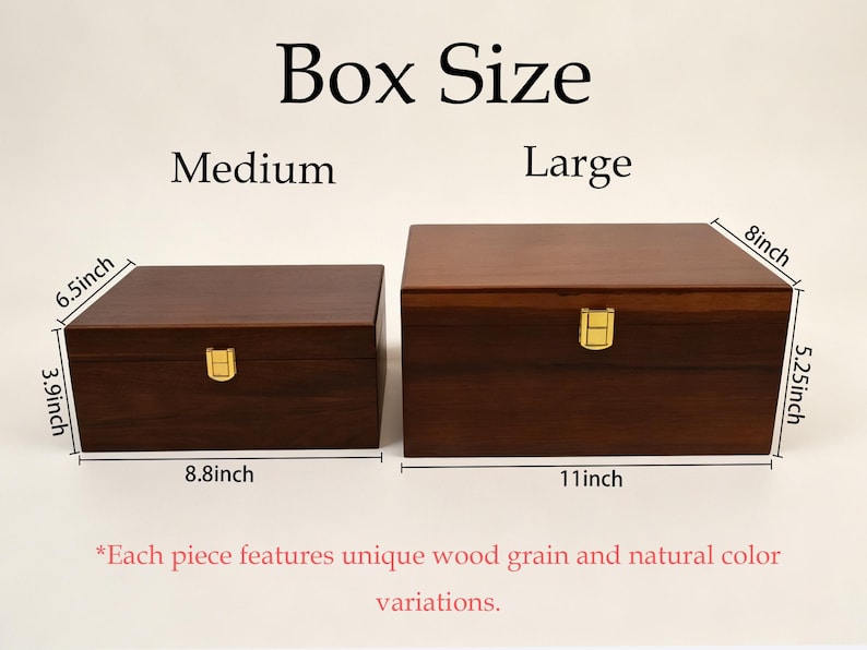 Pu&ograve; includere: Due scatole rettangolari in legno marrone scuro con chiusure in metallo dorato. La scatola media misura 22,35 cm per 16,51 cm per 9,91 cm. La scatola grande misura 27,94 cm per 20,32 cm per 13,34 cm. Testo: Box Size, Medium, Large.