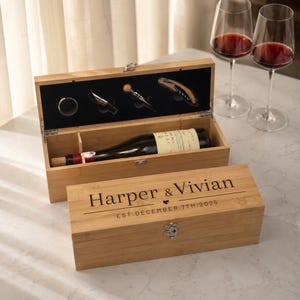Gepersonaliseerde houten wijnkist als cadeauset voor een jubileum, verjaardag, bruiloft of als opbergdoos.