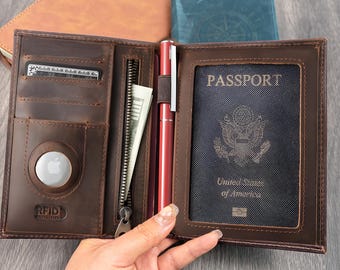 Personligt passfodral i äkta läder - Vintage kohud med AirTag-fack och RFID, personlig graverad present till honom, resenärer, årsdag