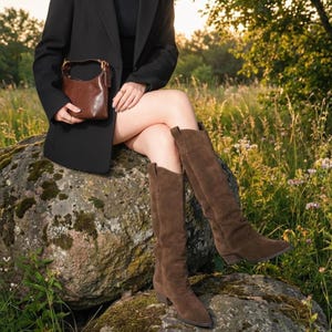 Bruna höga stövlar i fårskinnsläder, fyrkantig tå, blockklack, retro vinterskor