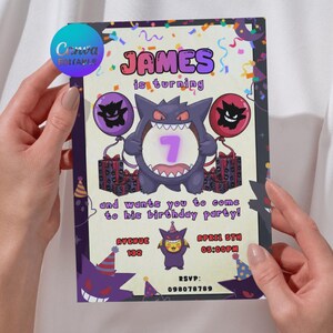 Puede incluir: Una invitación de cumpleaños con un diseño morado y blanco. La invitación presenta el nombre "JAMES" y el número "7". El texto dice "¡y quiere que vengas a su fiesta de cumpleaños!" con detalles de la fiesta.