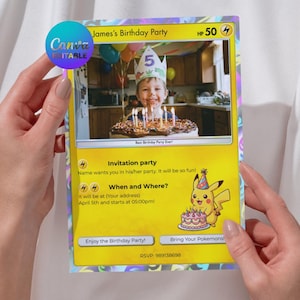 Puede incluir: Una tarjeta de invitación de cumpleaños diseñada como una carta de Pokémon. La tarjeta presenta una foto de un niño con una tarta de cumpleaños, el texto "James's Birthday Party" y los detalles de la fiesta. También se incluye una ilustración de Pikachu.