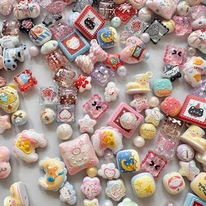Peut inclure: Un assortiment de perles décoratives colorées de différentes formes et tailles. Les perles présentent des motifs d'étoiles, de cœurs et de carrés, avec des personnages de dessins animés et des motifs. La palette de couleurs comprend le rose, le bleu, le jaune et le blanc.