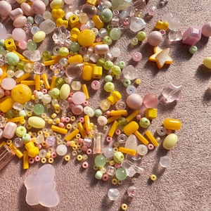 50g blandade pärlor, gul och rosa glaspärlmix, natursten, snäckskalstjärnor, glassberlock, smyckestillverkningstillbehör – Golden Carousel