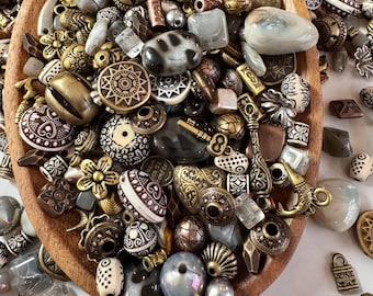 Mix de 50g de Miçangas Acrílicas Boho, Miçangas Tribais Decorativas para Bijuterias Rústicas, Pingentes para Bolsas e Acessórios Ecléticos - Mix Tesouro Tribal
