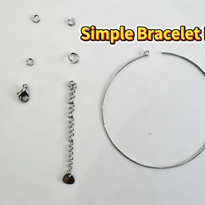 以下が含まれることがあります： 様々な銀色のコンポーネントを備えたシンプルなブレスレットキット。 キットには、ブレスレットベース、ジャンプリング、クラスプ、エクステンダーチェーンが含まれています。 テキスト「Simple Bracelet Kit」は黄色と赤で表示されます。