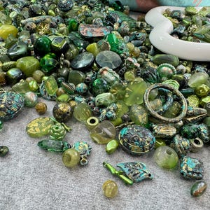 50g Ancient Forest Acrylic Beads Mix, Vintage Green Loose Bead Assortment for DIY Jewelry, Lightweight Abstract Art Supplies for Earrings