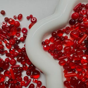 50 g Rubinrote Glasperlenmischung, Tiefrote Kristallperlen, Sortierte Glasperlen für die Schmuckherstellung – Ruby Ember