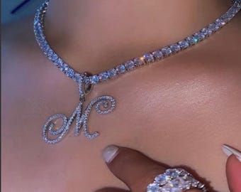 Collar con inicial de circonita cúbica: letra cursiva en oro/plata, cadena de cuerda.