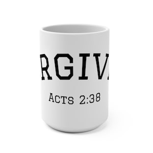 Op de afbeelding: Witte keramische mok met het woord "FORGIVEN" in dikke zwarte letters. Daaronder staat de tekst "Acts 2:38" in een kleinere, zwarte letter. De mok is cilindrisch en heeft een eenvoudig ontwerp.