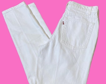 Levi’s• Women’s Classic Straight Leg White Jeans Size 28