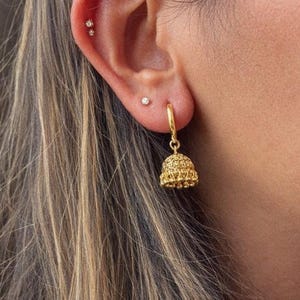 Jhumka de oro en aros • Chapado en oro de 20k • Mini aretes Jhumka • Aretes estilo indio • Micro Jhumkas • Aretes de aro • Pequeños Jhumkas
