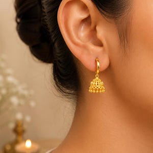 Mini Jhumka Örhängen i Guld | Små Huggie Hoop Jhumkas | Indiska Filigran Klockörhängen | 18K Förgyllt | Minimalistiska Etniska Smycken