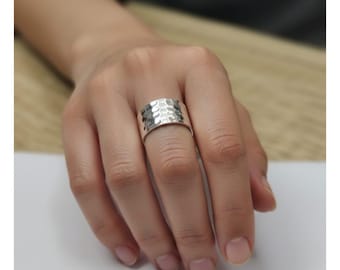Handgjord hamrad ring i 925 sterlingsilver | Bred texturerad silverring | Minimalistiska unisexsmycken | Hantverksring