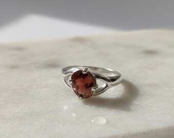 Oval granatring | Handgjord 925 sterlingsilver, januaris födelsesten