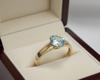Handgjord ring i 18K guldpläterad sterlingsilver med schweizisk blå topas