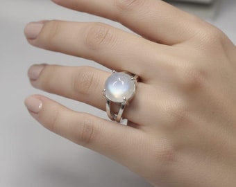 Regnbågsmånstensring – Handgjord ring i 925 sterlingsilver, naturlig månstenscabochon, bohemisk present till henne