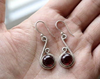 Granathängen 925 sterlingsilver, örhängen med röda ädelstenar, smycken med januari-födelsesten, fina silverhängen i present till henne