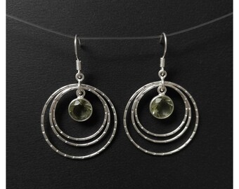 Örhängen i naturlig grön ametist | Hamrade ringörhängen i 925 sterlingsilver | Handgjorda prasiolit-hängande smycken i present