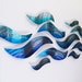 Grande sculpture de mur en métal Blue Wave Tropical Design Modern Art Decor Metal Wall Art Panels "Riptide" DV8 Studio Aluminum Multi panneau