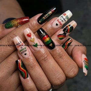Pode incluir: Um conjunto de unhas longas e cuidadas com vários desenhos. As unhas apresentam arte temática do Juneteenth, incluindo texto, corações e as cores vermelho, amarelo, verde e preto. Algumas unhas têm glitter, e outras exibem a silhueta de uma mulher.