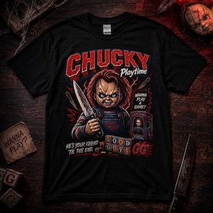 Könnte beinhalten: Schwarzes T-Shirt mit einer Grafik von Chucky, der Horrorfilmfigur. Das Design enthält den Text "CHUCKY Playtime" und "Wanna Play A Game?" Chucky wird mit einem blutigen Messer dargestellt. Das Shirt hat auch den Text "He's Your Friend 'Til The End."