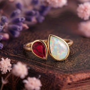 Könnte beinhalten: Ein Set aus drei Keramikbechern mit gesprenkelter, matter Oberfläche. Die Becher sind in den Farbtönen Creme, Hellgrau und Dunkelgrau gehalten. Jeder Becher hat ein schlichtes, minimalistisches Design, ideal für Kaffee oder Tee.