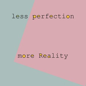 Könnte beinhalten: Abstraktes Grafikdesign mit Text. Das Bild zeigt die Wörter "less perfection" und "more Reality" in schwarzer Schrift. Der Hintergrund ist in zwei geometrische Formen unterteilt, ein rosa Dreieck und ein blau-grünes Dreieck.