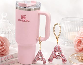 Colgante con letra de diamantes de imitación rosas para la Copa Stanley, colgante inicial para copa, accesorio personalizado para el asa del vaso, llavero con colgante para bolso de la A a la Z