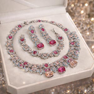 Conjunto de joyas de lujo con cristales Swarovski: collar, pendientes y pulsera. Conjunto de joyas nupciales para bodas. Joyas de noche llamativas. Pink Ice
