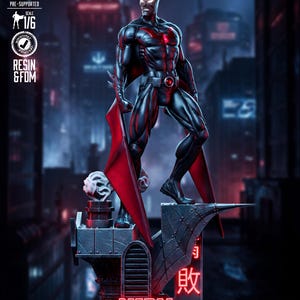 Könnte beinhalten: Detaillierte Statue von Batman Beyond, einer Superheldenfigur in dynamischer Pose. Die Figur ist überwiegend schwarz und rot, mit futuristischem Design. Der Sockel trägt den Text "BATMAN BEYOND" in rotem Neon.