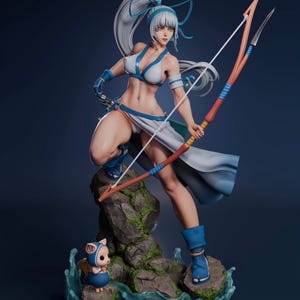 Puede incluir: Figura detallada de una arquera en pose dinámica, vestida con atuendo blanco y azul, sosteniendo un arco y una flecha. La figura se encuentra sobre una base rocosa con una pequeña criatura de dibujos animados. La paleta de colores incluye tonos de blanco, azul y marrón.