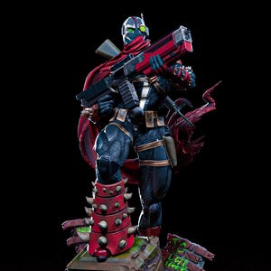 Peut inclure: Figurine d'action détaillée d'un personnage en costume noir et bleu, cape rouge et casque, tenant une grande arme rouge et noire. La figurine repose sur une base avec des accents verts et rouges, sur fond noir.