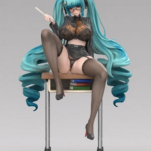 Könnte beinhalten: Eine Figur mit langen türkisfarbenen Zöpfen, schwarzer Brille, gestreiftem Blazer, schwarzem Spitzen-BH und schwarzem Rock. Die Figur sitzt auf einem Schulpult, unter dem drei Bücher liegen, und trägt schwarze Strümpfe.