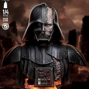 Può includere: Busto dettagliato di Darth Vader, che mostra il suo elmo e il volto scoperto. La figura è nera con un elmo parzialmente danneggiato, che rivela la pelle cicatrizzata. La base presenta il logo di Star Wars e accenti infuocati. Il testo recita "1/4 SCALE RESIN & FDM".