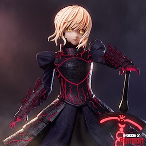 Pode incluir: Figura detalhada de um personagem com cabelo loiro e olhos amarelos, vestindo uma roupa preta e vermelha. A figura está segurando uma espada preta com um design vermelho brilhante. O texto "available on Patreon" é visível.